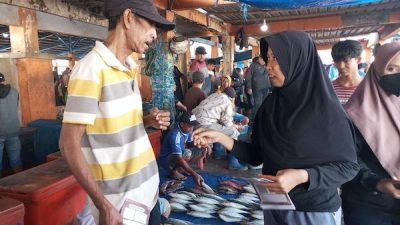 Sosialisasi Pilkada Masuk ke Pelelangan Ikan Paotere Makassar