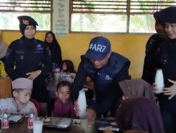 Pembagian Makanan Sehat Polda Sulsel Disambut Antusias Murid SD