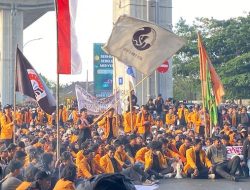 Ribuan Mahasiswa Turun ke Jalan, Bawah Flyer Tolak Dinasti Politik Jokowi