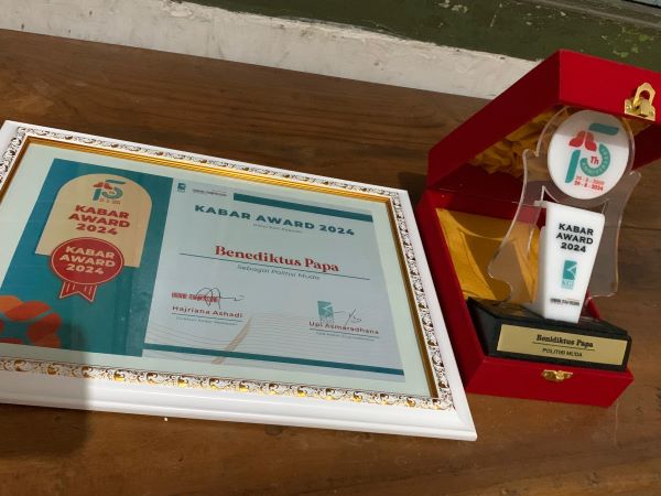 Politikus Benidiktus Papa Terima Award di Perayaan HUT ke-15 Kabar Makassar