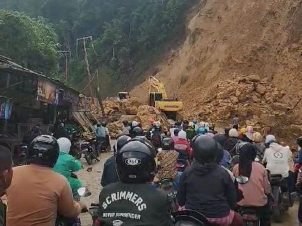 Pasca Longsor, Petugas Berlakukan Sistem Buka Tutup Jalan Trans Sulawesi