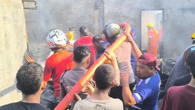 Satu Rumah di Pemukiman Padat Penduduk Terbakar