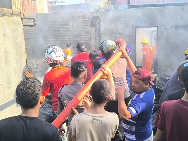 Satu Rumah di Pemukiman Padat Penduduk Terbakar