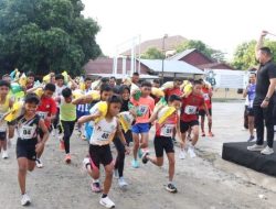 Polres Majene Gelar Lomba Lari Sambil Pikul Beras 5 Kg