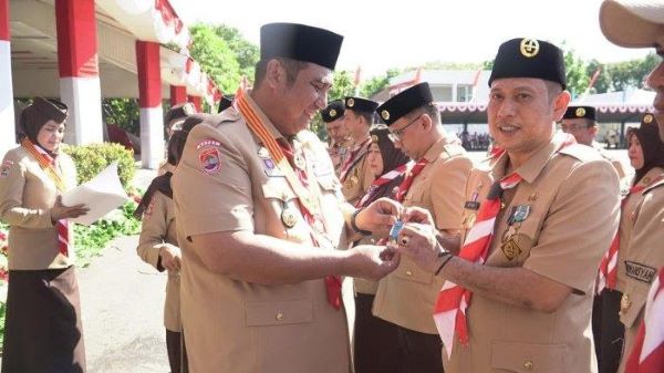 Pemkab Maros Bagikan 11.810 Seragam Pramuka di Sekolah