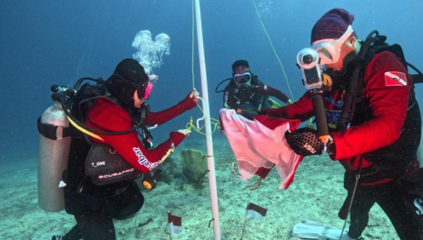 Bank Sulselbar Dive Club Kibarkan Merah Putih di Bawah Laut, Dorong Pelestarian dan Pemberdayaan Ekonomi Pesisir