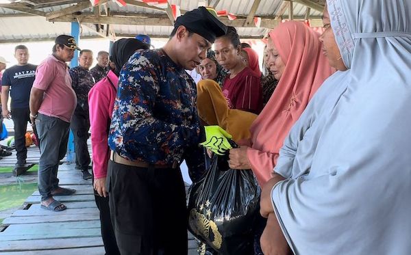 Kapolda Sulsel Bagikan Ratusan Sembako ke Masyarakat Pulau Lae-lae