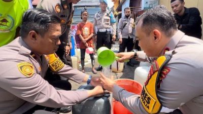 Terdampak Kekeringan, Polres Pelabuhan Makassar Salurkan Air Bersih