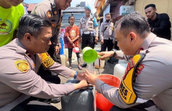 Terdampak Kekeringan, Polres Pelabuhan Makassar Salurkan Air Bersih