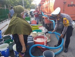 Musim Kemarau, Satlantas Polres Jeneponto Distrbusikan Air Bersih ke Warga