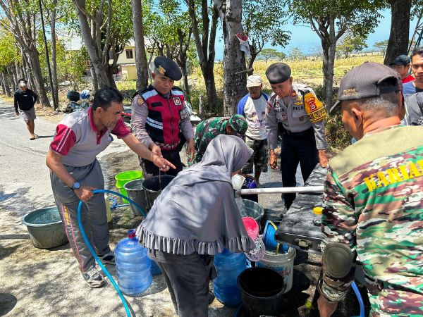 Dampak Kekeringan, Jajaran Polres Jeneponto Salurkan Bantuan Air Bersih Kepada Warga