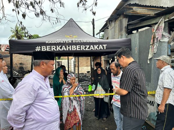 Wakil Bupati Bulukumba Serahkan Bantuan Kepada Korban Kebakaran