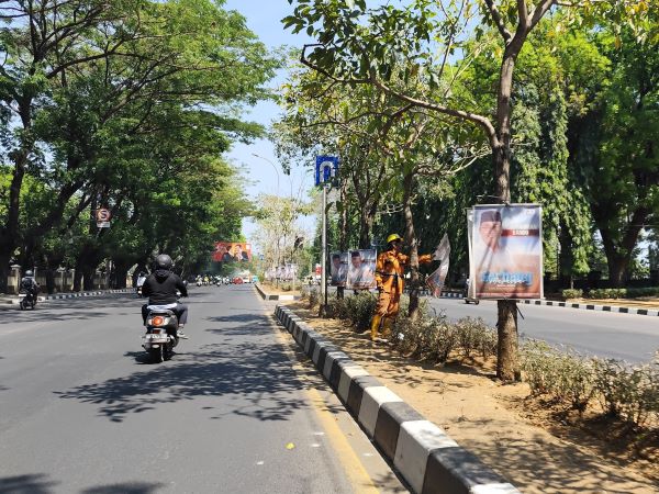 Jelang Pilkada, Pemkot Makassar Tertibkan APK di Sejumlah Ruas Jalan