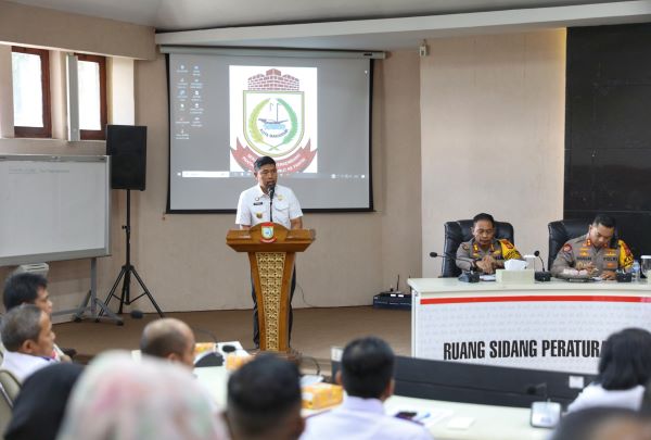 Pj Wali Kota Makassar Bahas Penanganan Anjal Gepeng di Simpang Lima Bandara