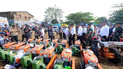 Menteri Pertanian RI Serahkan Bantuan Senilai Rp65,4 Miliar untuk Petani Gowa