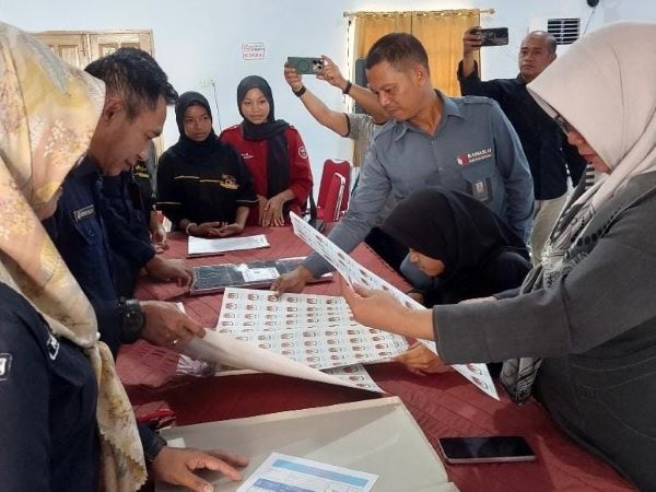 Pastikan Transparansi di Pilkada, Bawaslu Bantaeng Tinjau Penyortiran Kertas Suara