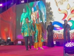 HUT Sulsel, Pj Bupati dan Ketua Dekranasda Bantaeng Ikuti Gelaran Fashion Show