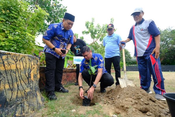 Bupati Gowa Lakukan Penanaman Pohon Peringatan HSN di Ponpes Sulhas