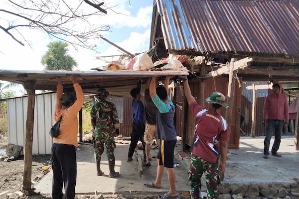 Tingkatkan Taraf Hidup Warga, Satgas TMMD Kodim 1425 Bongkar RTLH di Jeneponto