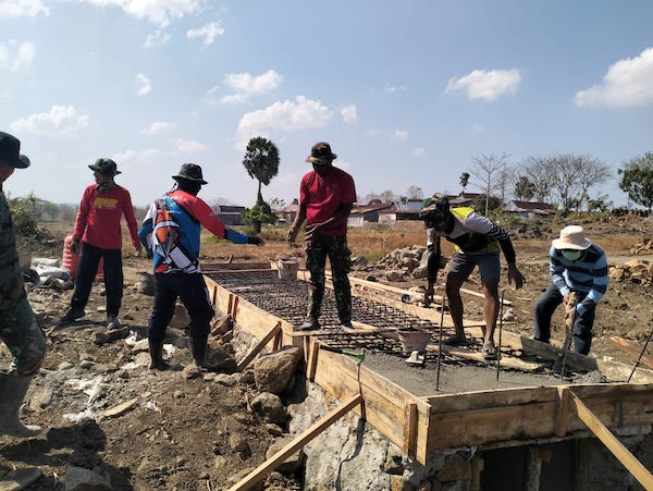 Tingkatkan Kualitas Infrastruktur, Pelaksanaan Pengecoran Plat Dekker Pertama TMMD Mulai Dilakukan