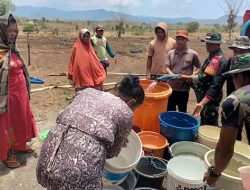 Atasi Kekeringan, Satgas TMMD Distribusikan Air Bersih ke Warga Desa Tuju