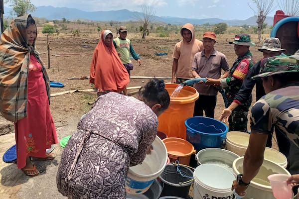 Atasi Kekeringan, Satgas TMMD Distribusikan Air Bersih ke Warga Desa Tuju