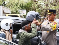 Hari Pertama Operasi Zebra, Pembagian Helm dan Edukasi