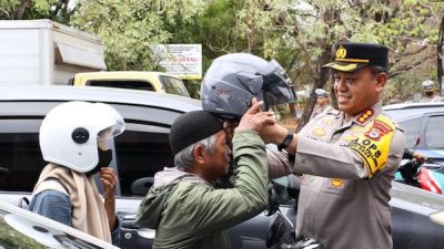 Hari Pertama Operasi Zebra, Pembagian Helm dan Edukasi