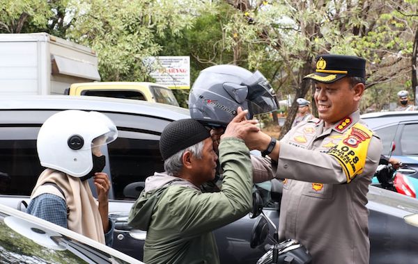 Hari Pertama Operasi Zebra, Pembagian Helm dan Edukasi