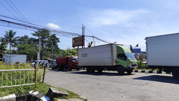 Antrian Kendaraan Kembali Terjadi di Sejumlah SPBU Makassar Akibat Pasokan BBM Kosong