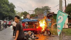 Motor Roda Tiga Bermuatan Ban Terbakar di Makassar