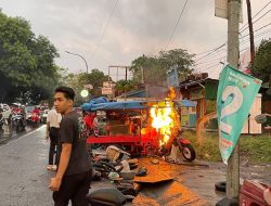 Motor Roda Tiga Bermuatan Ban Terbakar di Makassar