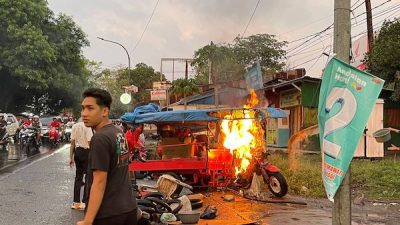 Motor Roda Tiga Bermuatan Ban Terbakar di Makassar