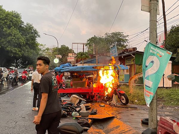 Motor Roda Tiga Bermuatan Ban Terbakar di Makassar