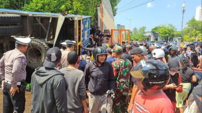 Lakalantas Kontainer di Depan UNM, Puluhan Warga Tadah Minyak Goreng yang Tumpah