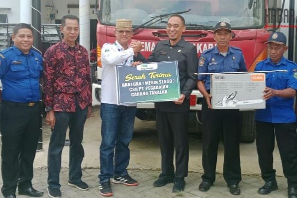 Damkar Takalar Terima Bantuan Mesin Pemotong Kayu dari PT Pegadaian