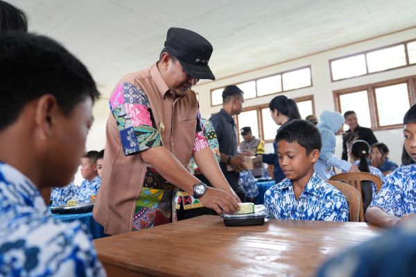 Sasar Pelosok, Pemprov Sulbar Uji Coba Makan Bergizi Gratis di SMPN 1 Nosu