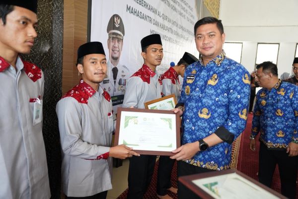 Pemkab Gowa Berikan Penghargaan ke-20 Mahasantri Terbaik