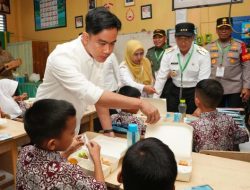 Wapres Gibran Tinjau Program Makan Bergizi Gratis di SDN 103 Maros