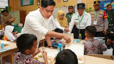 Wapres Gibran Tinjau Program Makan Bergizi Gratis di SDN 103 Maros