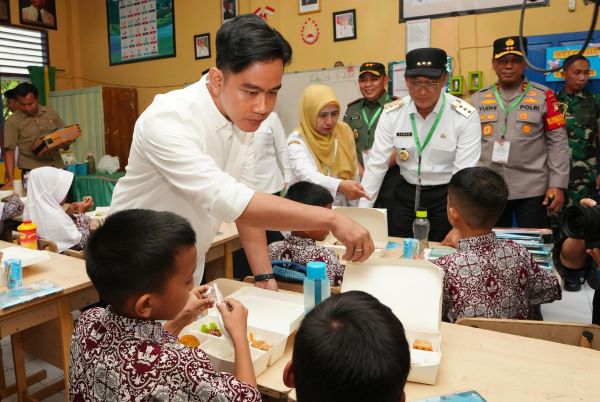 Wapres Gibran Tinjau Program Makan Bergizi Gratis di SDN 103 Maros