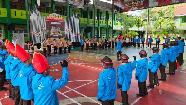 Kakanwil Kemenag Lepas Kontingen Kemah Pramuka Madrasah Sulsel Ikuti KPMN di Cibubur