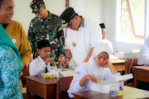 Pj Gubernur Sulbar Gencar Lakukan Uji Coba Makan Bergizi di Sekolah