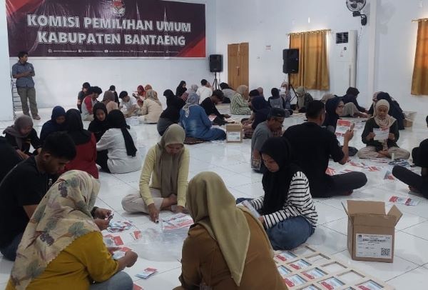 Jaga Integritas Pemilu, Bawaslu Bantaeng Perketat Pengawasan Penyortiran Surat Suara