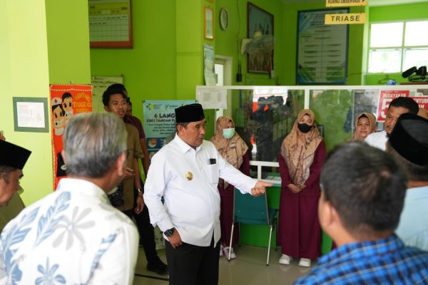 Jelang Pencoblosan Pilkada, Bahtiar Baharuddin Tinjau Tenaga Kesehatan di Majene