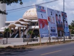 Pemasangan APK di Depan Masjid Agung Jeneponto Tuai Kritik, Diduga Langgar Aturan