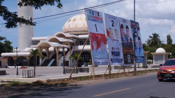 Pemasangan APK di Depan Masjid Agung Jeneponto Tuai Kritik, Diduga Langgar Aturan