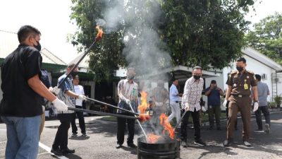 Kejari Bantaeng Gelar Pemusnahan Barang Bukti Terhadap 34 Perkara Tindak Pidana