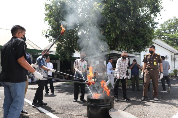 Kejari Bantaeng Gelar Pemusnahan Barang Bukti Terhadap 34 Perkara Tindak Pidana