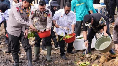 Persiapkan Pangan Sulbar, Pj Gubernur Bersama Kapolda Tebar Benih Kepiting